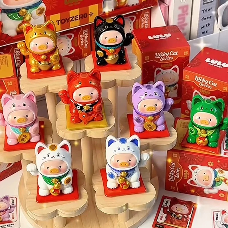 Фото Коллекционные игрушки-сюрпризы серии Lulu The Piggy Lucky Cat: милые аниме-фигурки, куклы-кошки удачи, настольные украшения, подарки №1