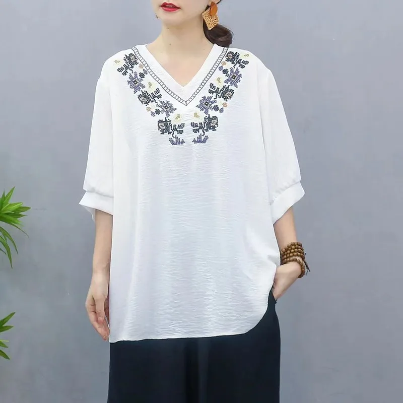 

Женская футболка с коротким рукавом, V-образным вырезом и цветочной вышивкой