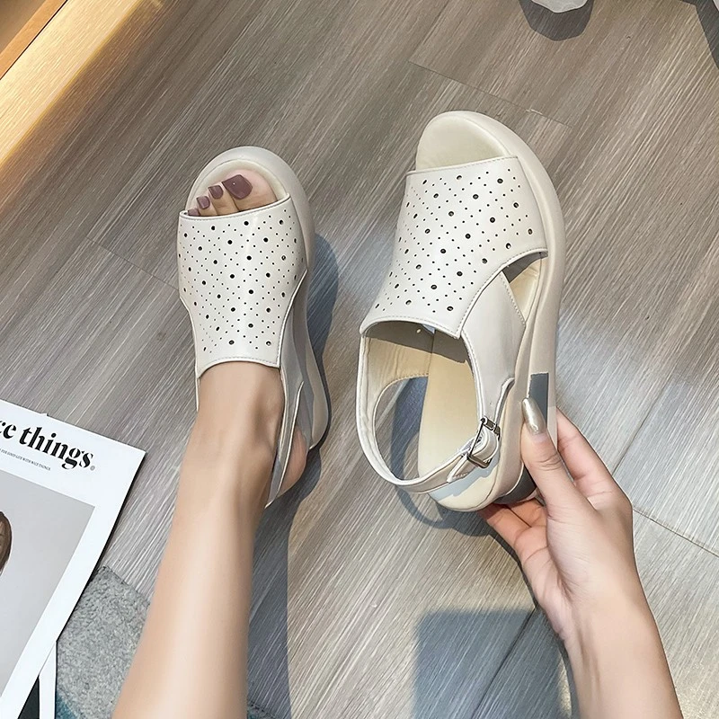 Женские сандалии на танкетке летние с перфорацией повседневная обувь в стиле