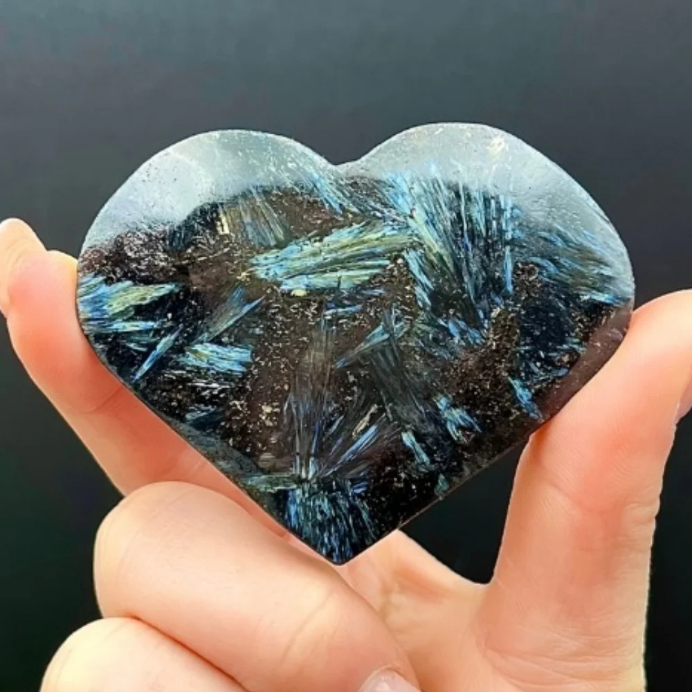 Карманный энергетический кристалл из астрофиллита в форме сердца