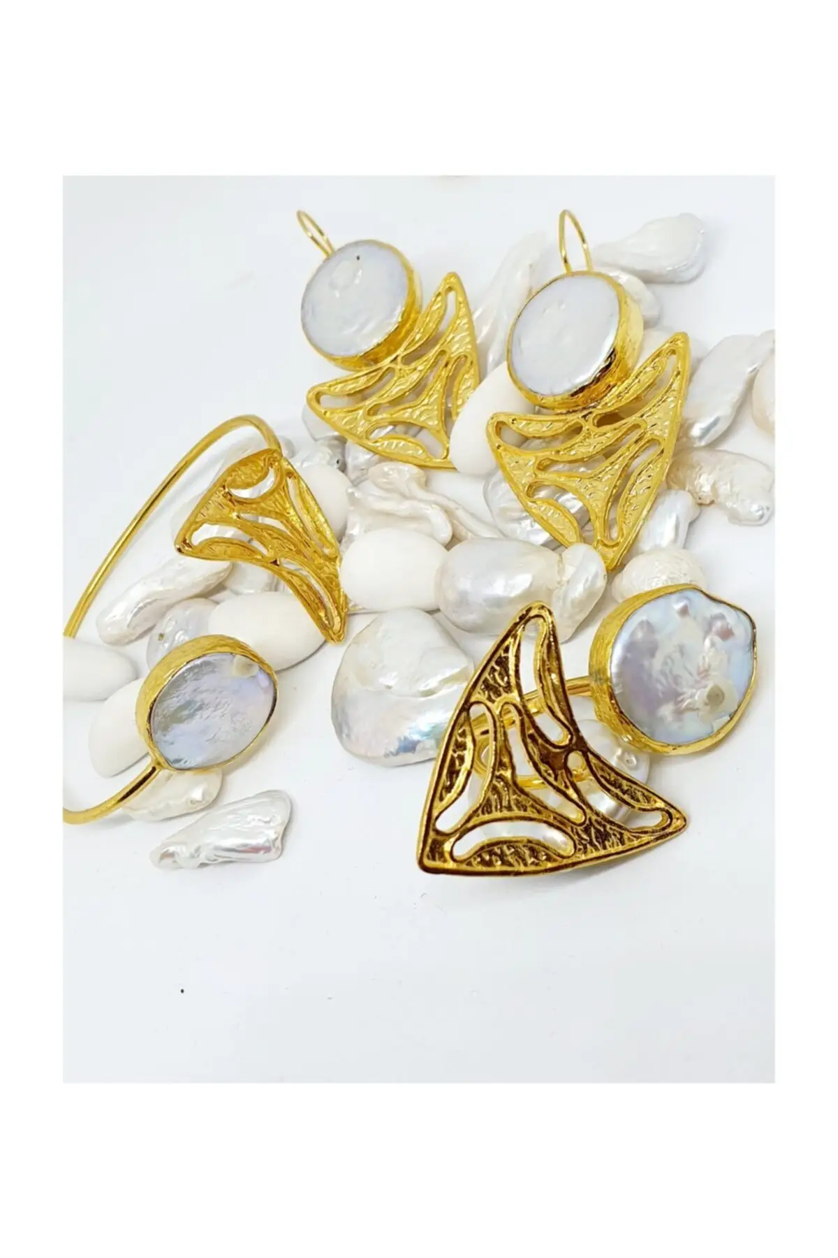 

Women's Fashion Jewelry Helen Triple Sets Baroque Pearl