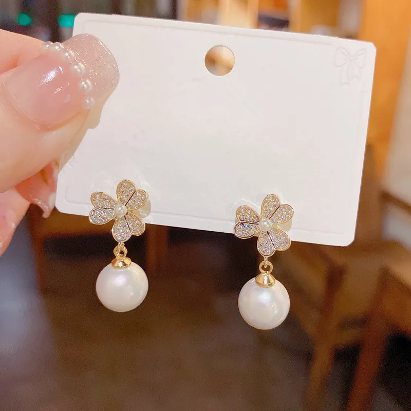 

Micro Pave Zirconia 3 Petals Flower Pearl Earrings 2022 New Simple Temperament Brincos Feminnino