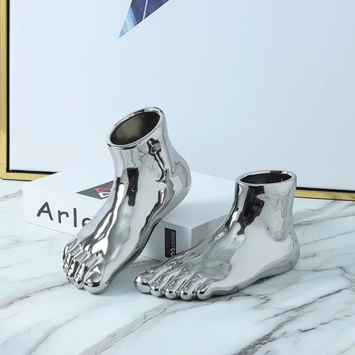 

Керамическая ваза для цветов в форме ноги