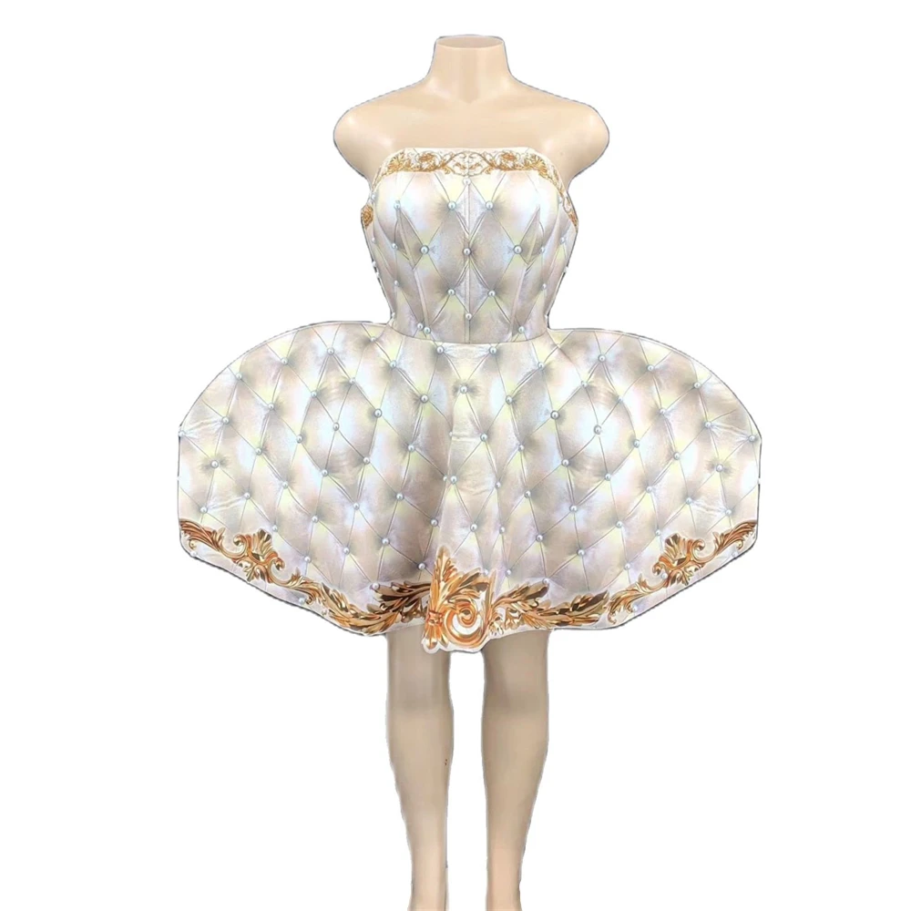 

Женское платье с белыми жемчужинами и блестками