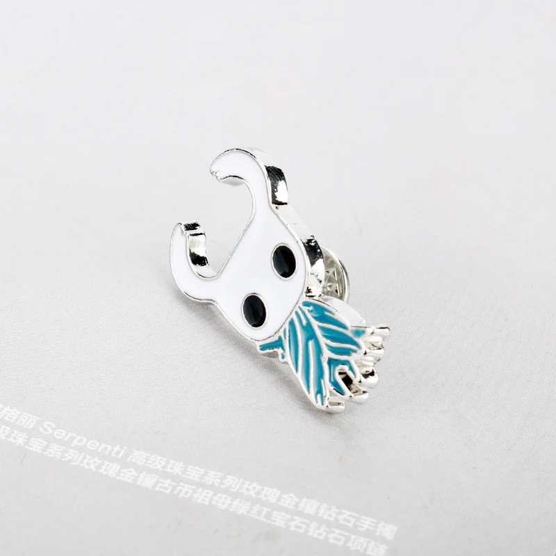 Эмалированная брошь в виде рыцаря с отворотом страстника металлическая форме