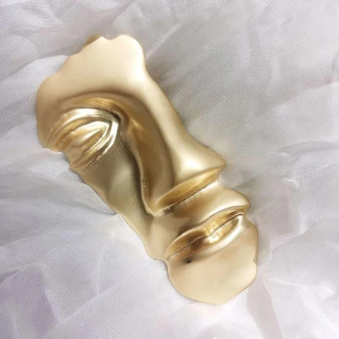 Золотые металлические броши с маской