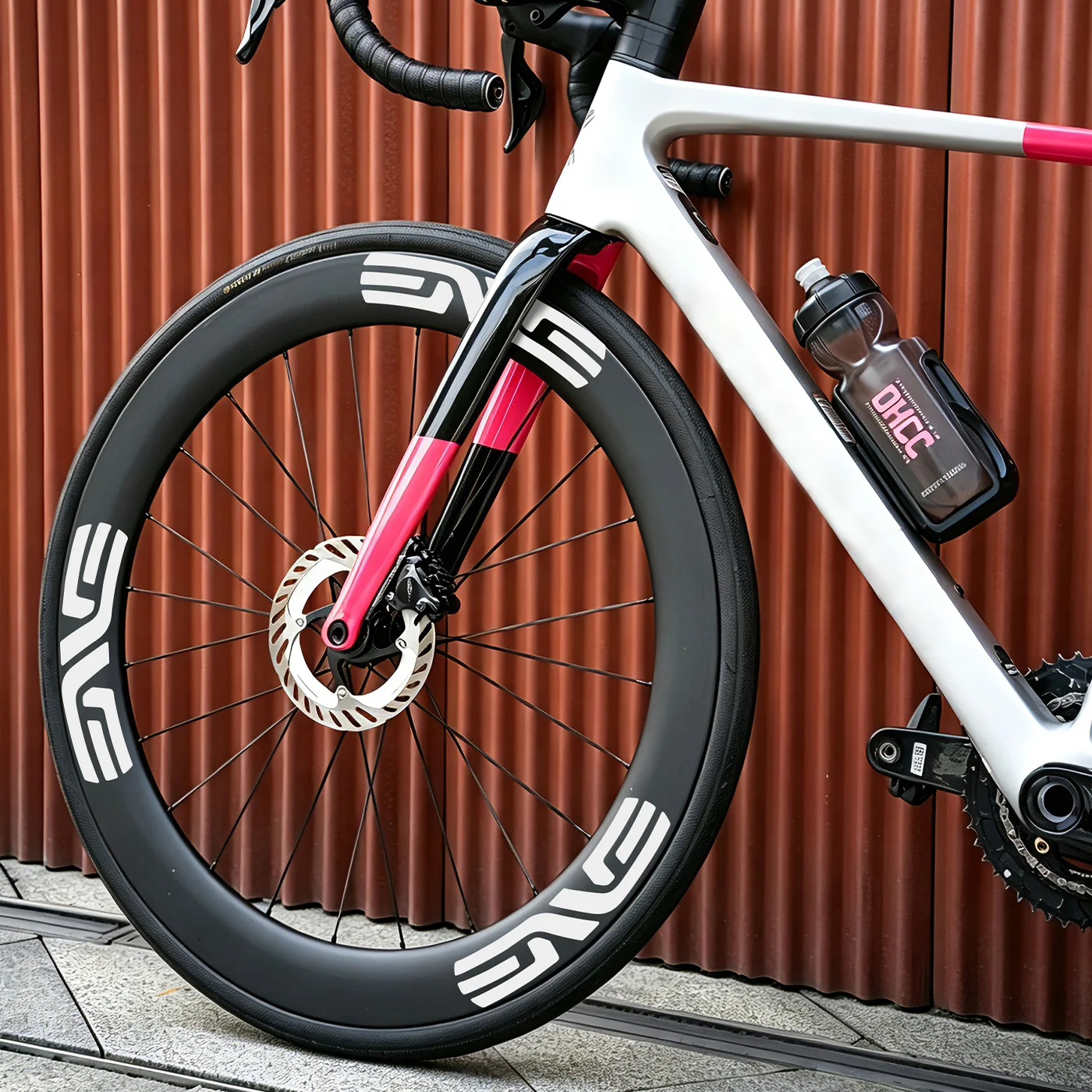 Фото Наклейки на колеса для шоссейного велосипеда ENVE Pogacar Tour de France Champion Limited Edition, белые, водонепроницаемые и устойчивые к УФ-излучению наклейки на обода. №1