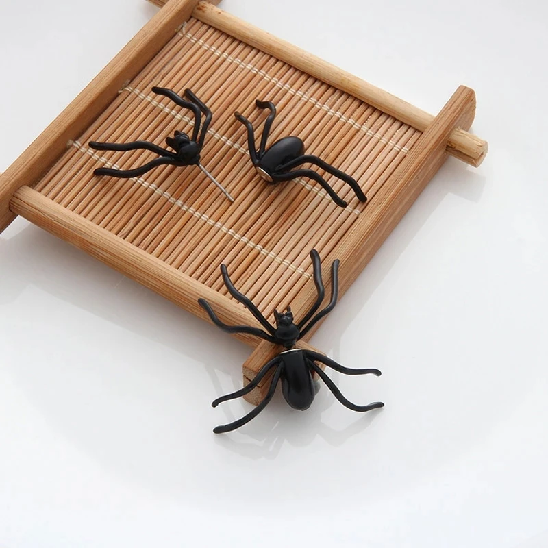 Женские серьги-гвоздики в стиле панк