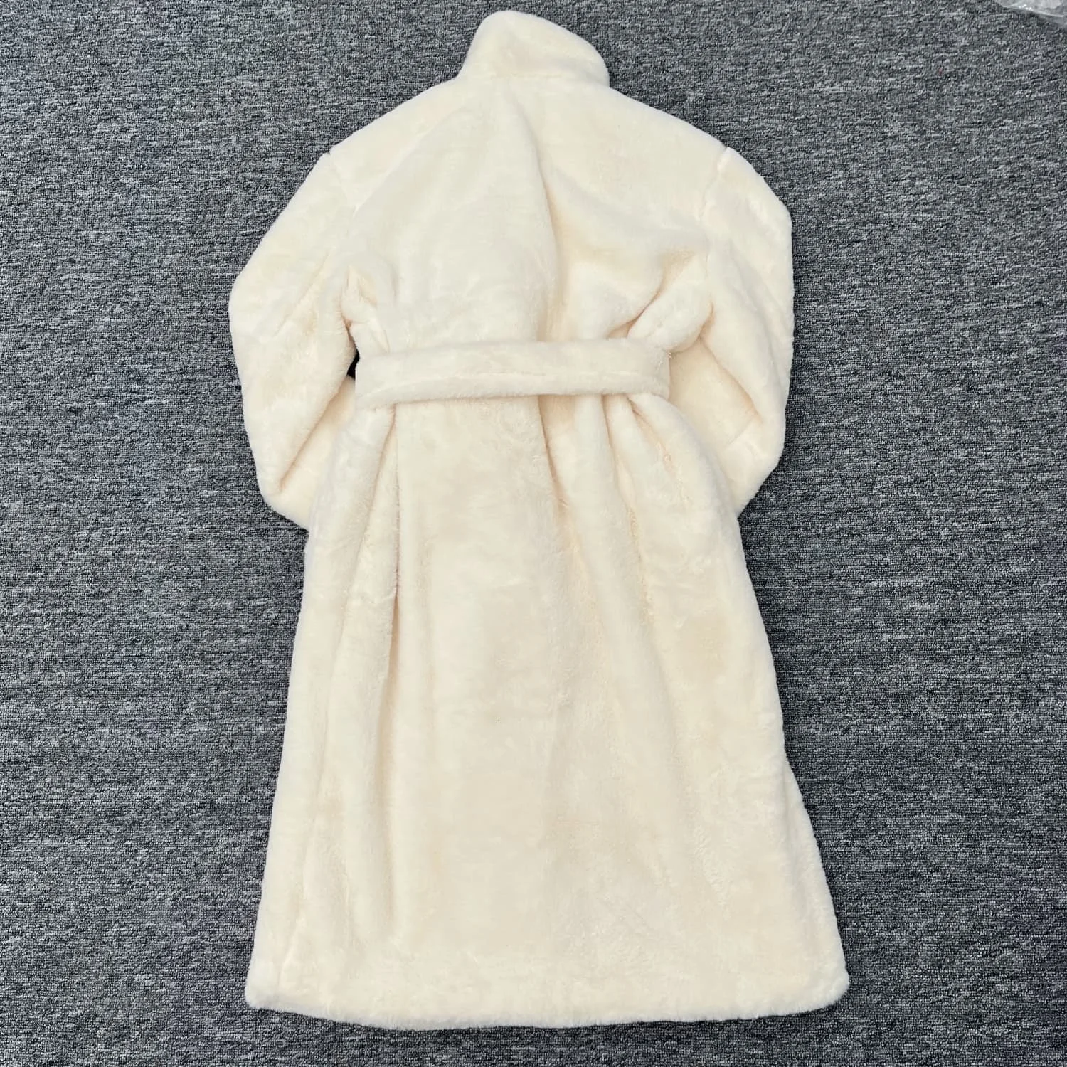 Новое женское пальто Kar&ampOtza 2024 осенне-зимнее с однобортными лацканами и поясом