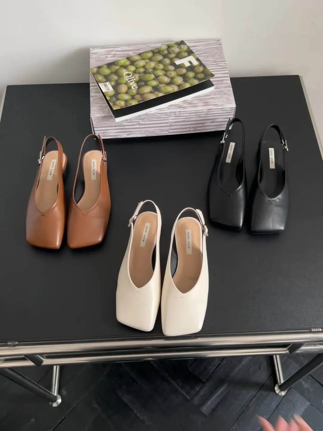 Туфли женские на плоской подошве с квадратным носком и ремешками