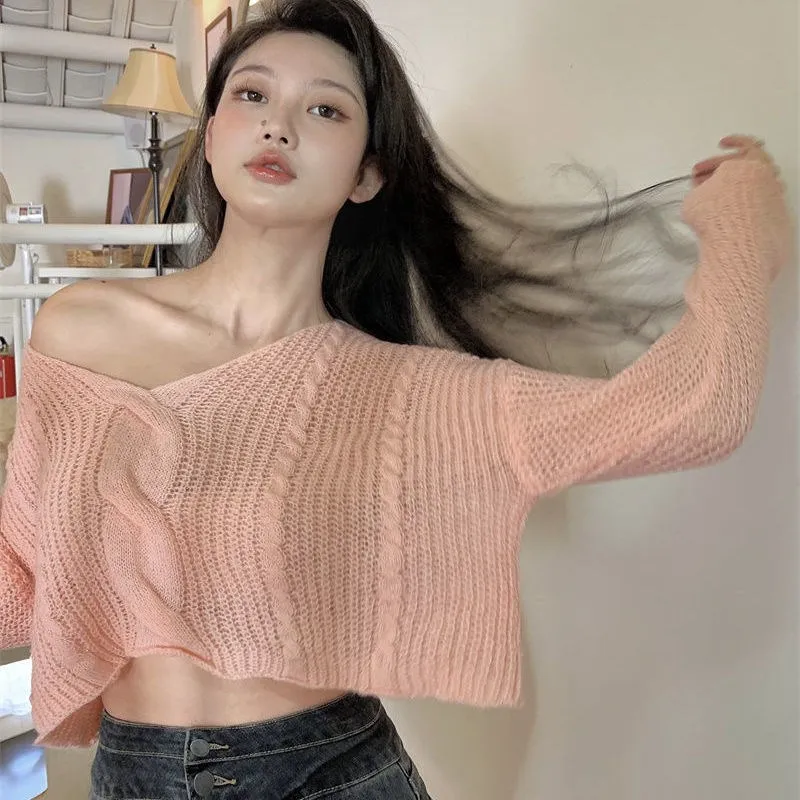 Женский ТРИКОТАЖНЫЙ УКОРОЧЕННЫЙ ТОП с длинным рукавом и V-образным вырезом