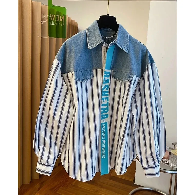 Женская рубашка в полоску с вышивкой виде букв Джинсовая блузка составного кроя