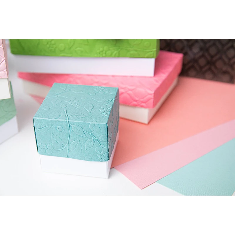 Объемная текстурная папка с рельефным рисунком снежинки используется для