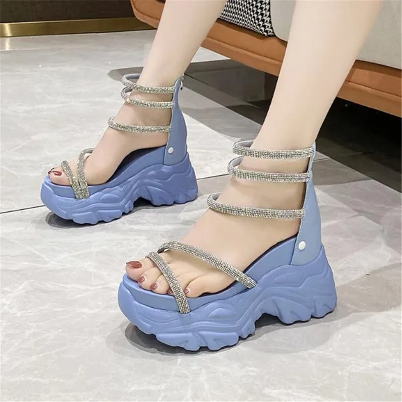 

Сандалии-гладиаторы женские на толстой подошве, модные кроссовки на массивной платформе, пляжные сандалии на танкетке с блестками и брилли...