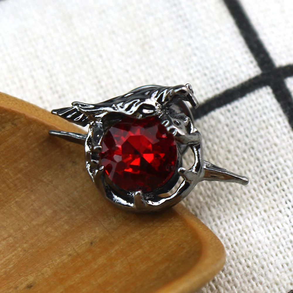 Игра Любовь и глубокий косплей Силус Ворона значок для косплея сплав красные