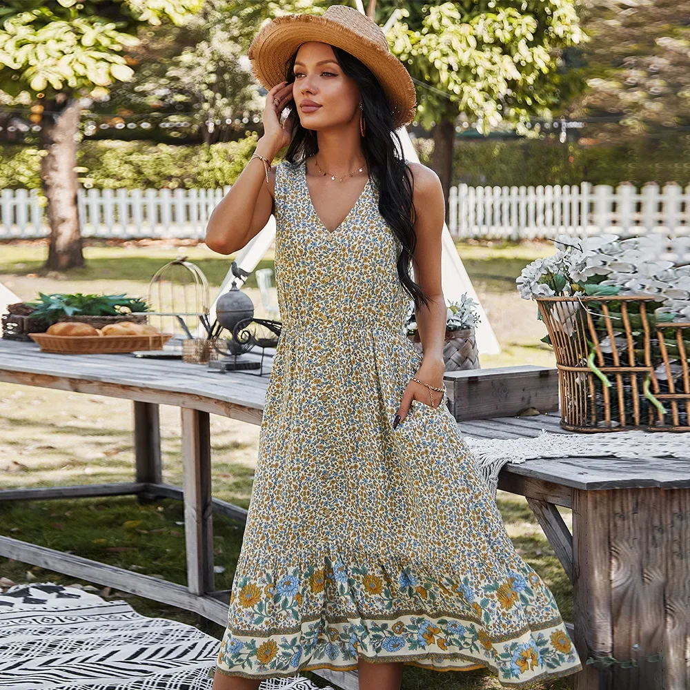 Женское платье с V-образным вырезом и цветочным принтом