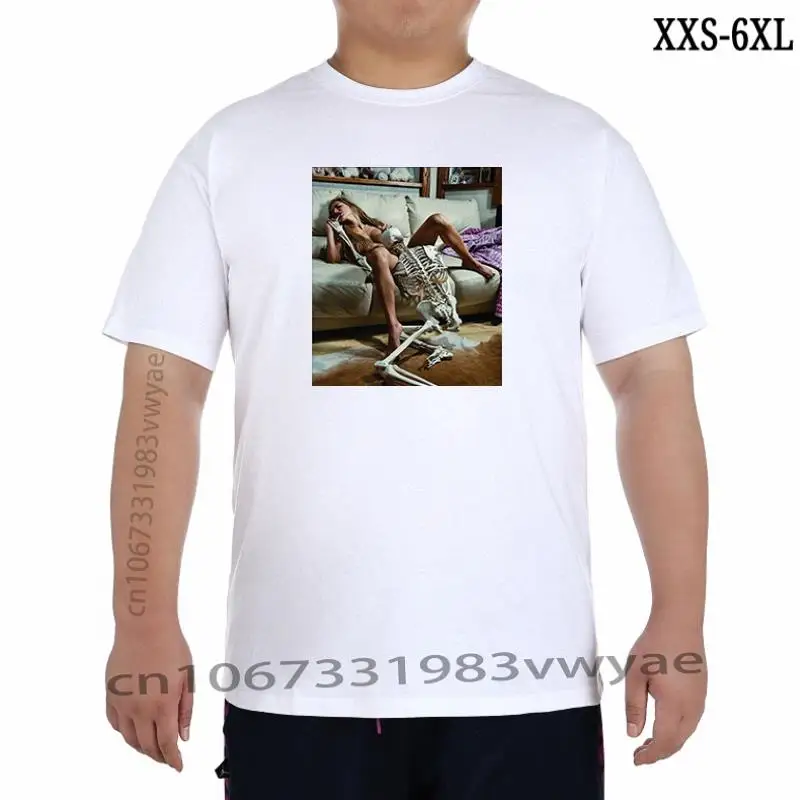 

Футболка мужская оверсайз с принтом скелета и девушки, пикантная рубашка с коротким рукавом, уличная одежда, черный и белый цвета