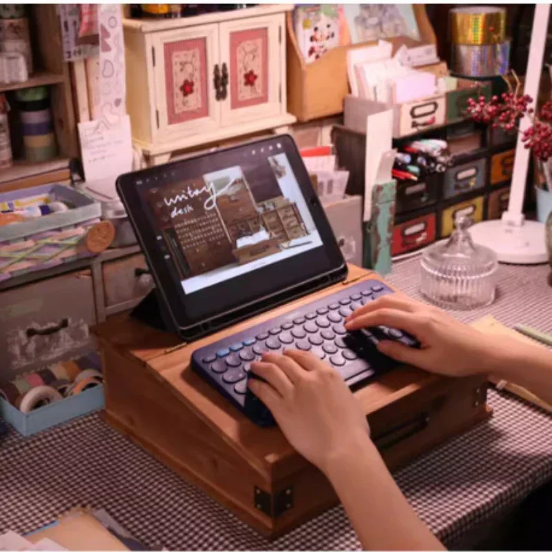 Настольный компьютер из массива дерева с поднятой подставкой и откидной крышкой