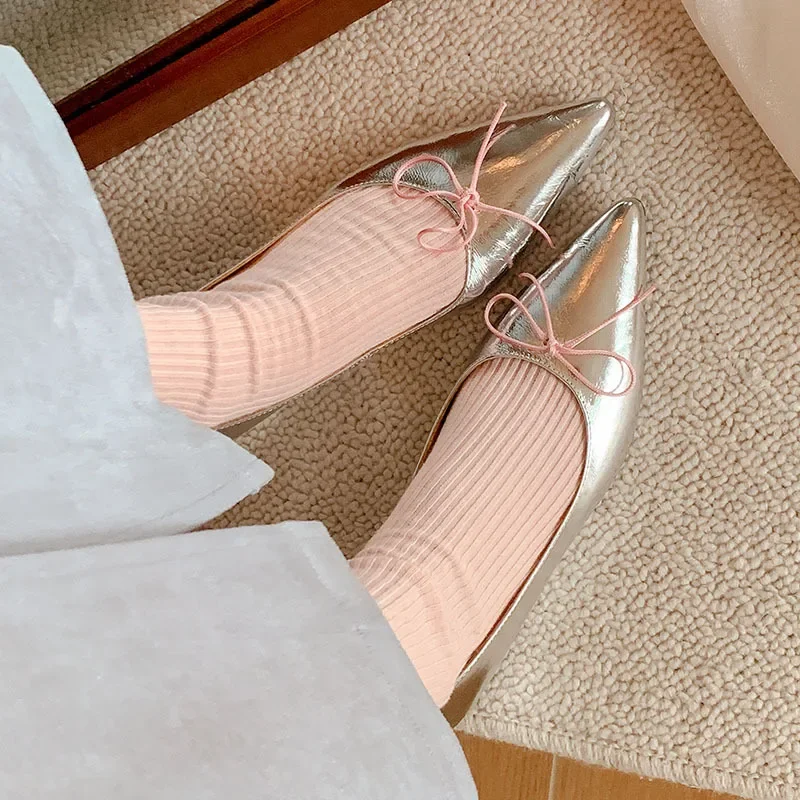 Серебряные туфли-лодочки из лакированной кожи на низком каблуке с