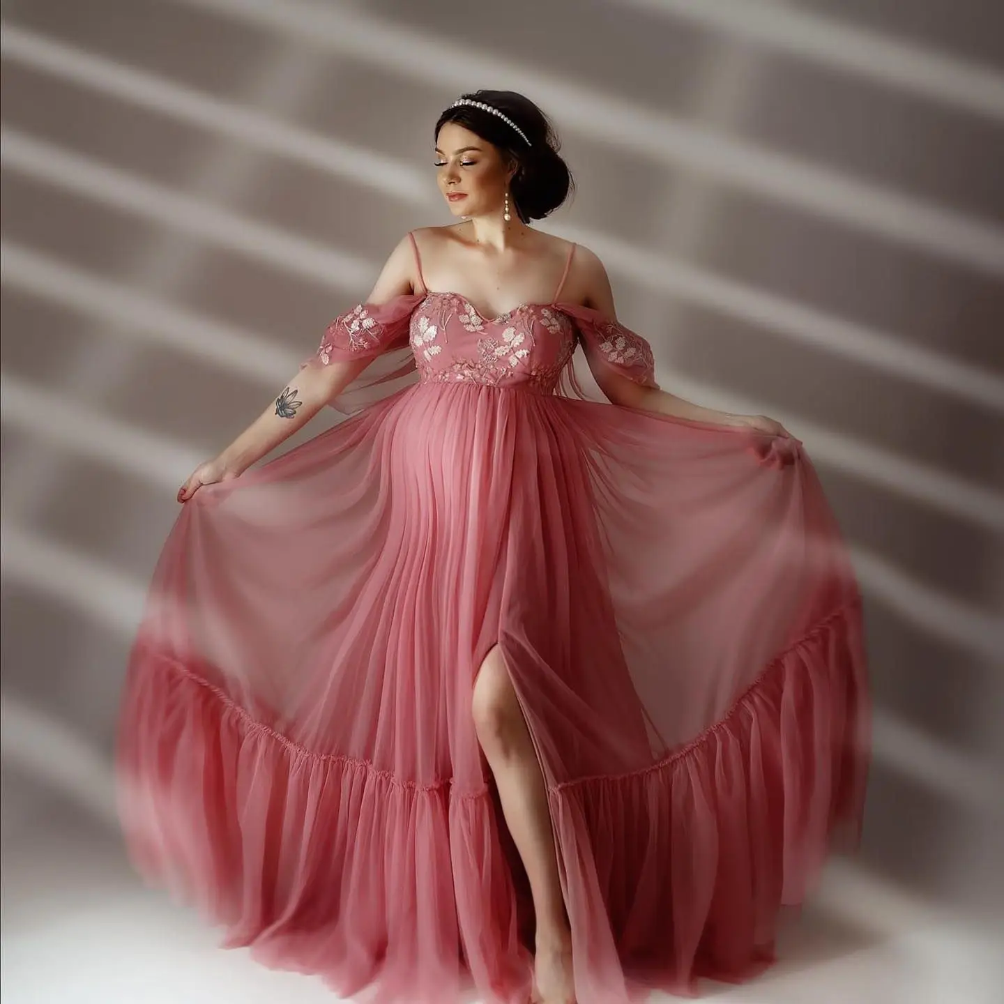 

Sexy Pink Chiffon Maternity Robes for Photoshoot Appliqued Long Pregnant Women Dresses Charming Side Split Baby Shower Gowns