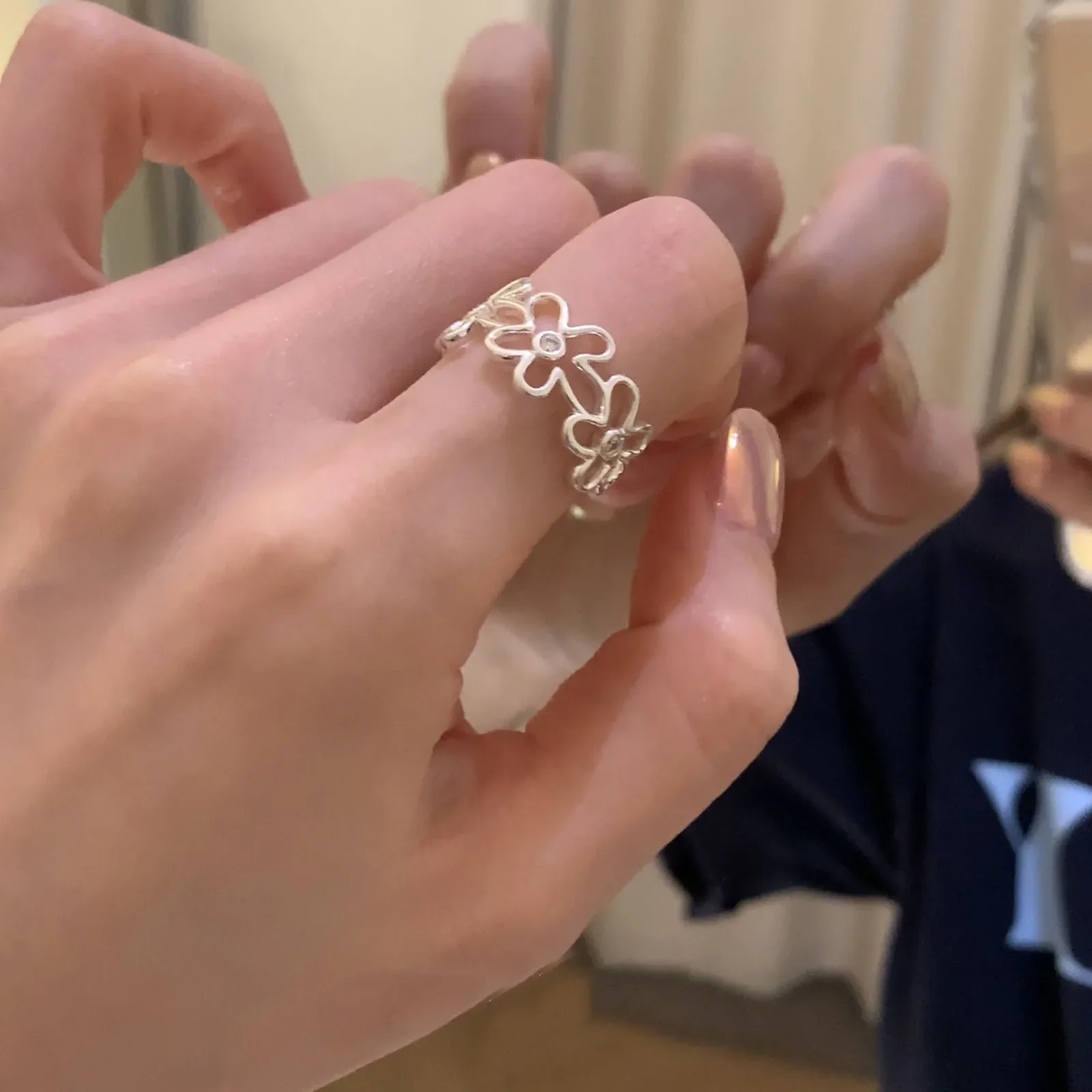 Кольцо из чистого серебра с полым цветочным узором женское простое нишевое