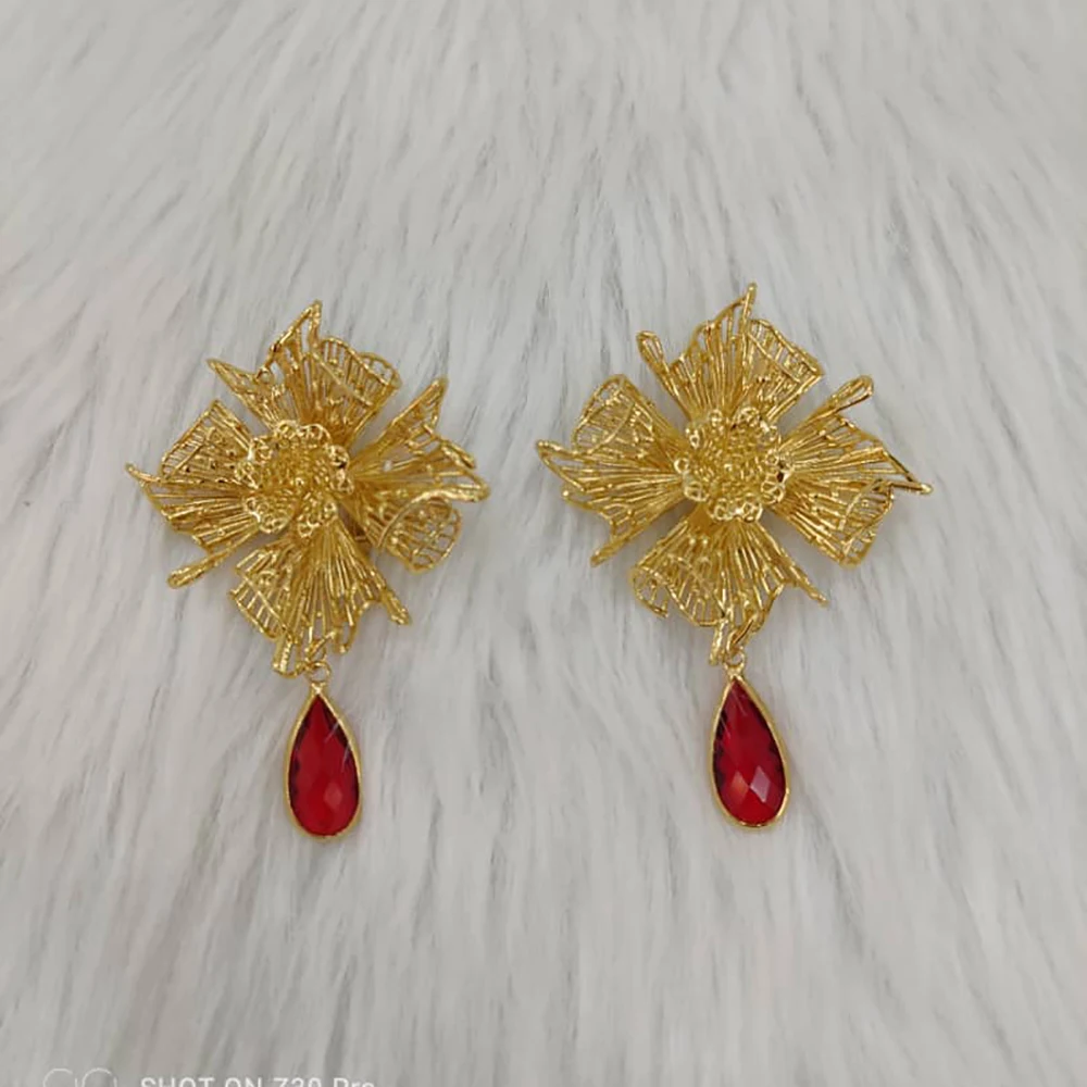 

Women Earrings Exquisite Geometric Clip Earrings Hollow Out Oval Statement Stud Earrings For Ladies African Dubai Golden Earring