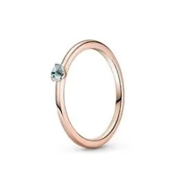 Кольцо женское из серебра 925 пробы с красным камнем