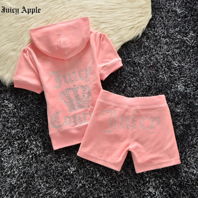 Костюм спортивный женский бархатный с коротким рукавом и шортами |