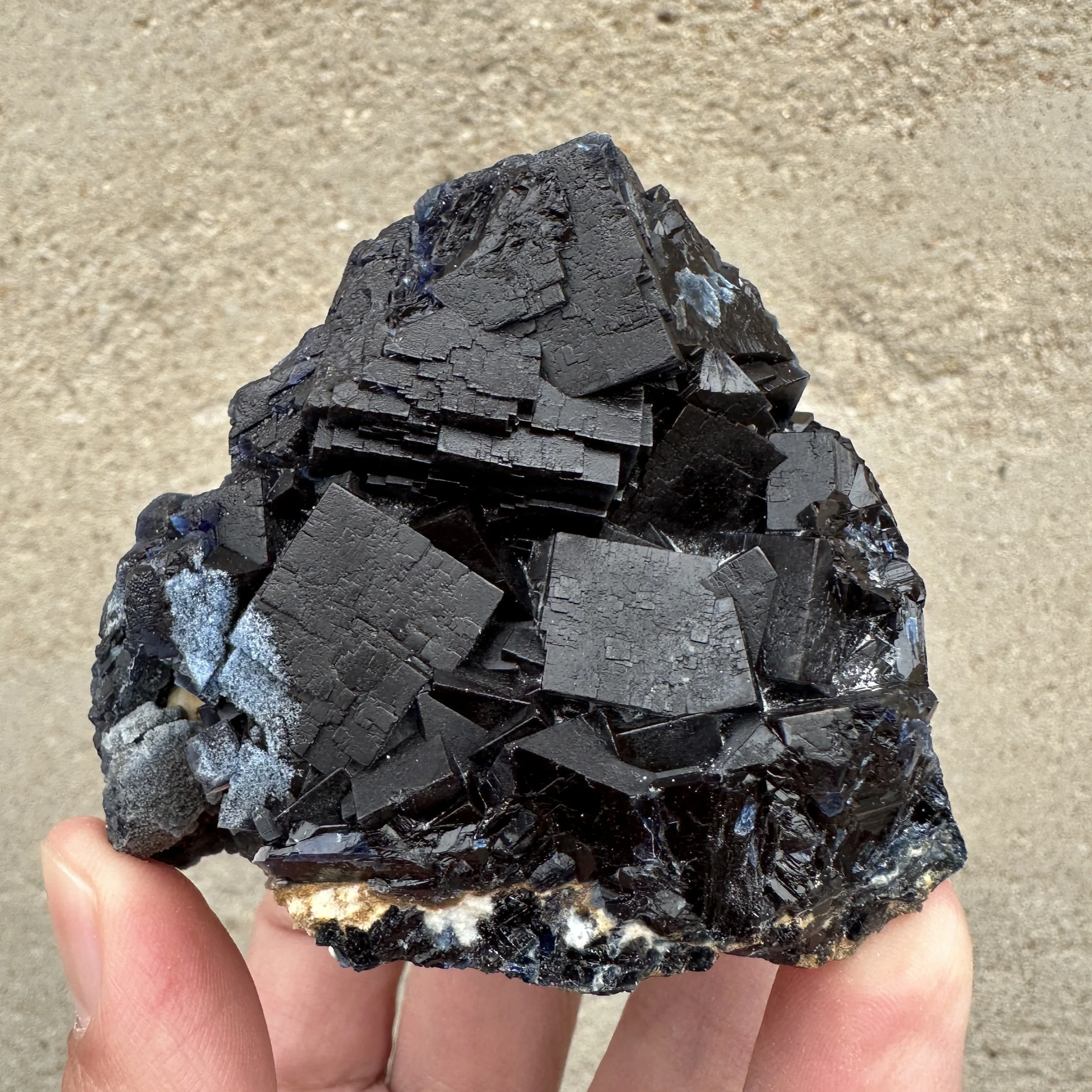 Натуральный Пакистанский Розовый Черный Флюорит Образец (Флуоресцентный Эффект