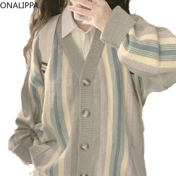 Onalippa kontrastowy pasiasty sweter oversize damski V Neck jednorzędowe swetry rozpinane koreański styl Preppy mały świeży