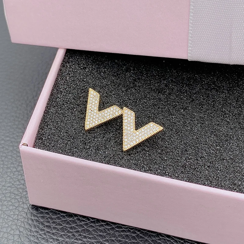

New Sight 2022 Fashion Brand Jewelry Delicate Crystal Letter V Stud Earrings for Women Gift Simple Style Earrings