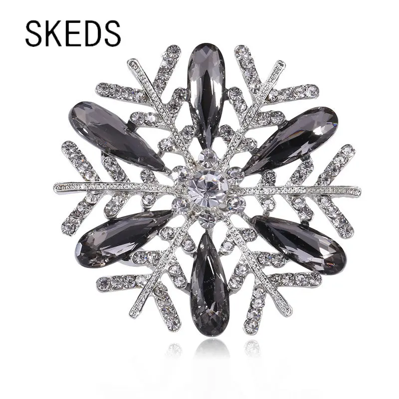 

SKEDS New Women Luxury Rhinestone Snowflake Metal Badges Brooches Elegant Shiny Boutique Decoration Corsage Party Wedding Pins