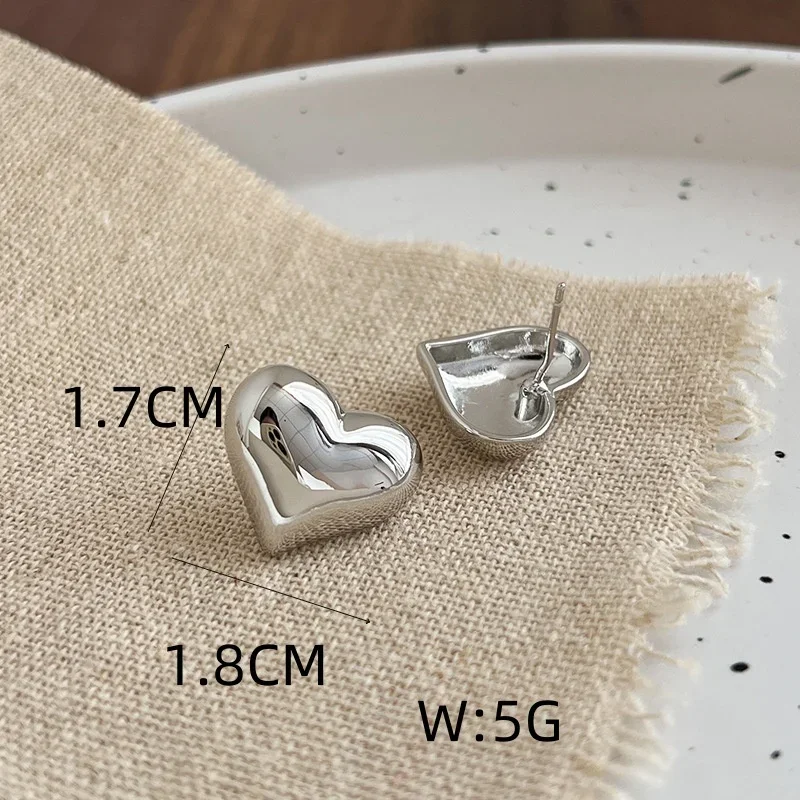 Женские гладкие серьги-гвоздики в форме сердца