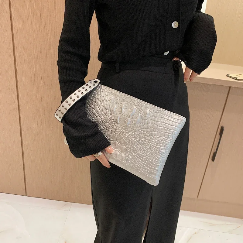 Клатчи с заклепками для женщин 2021 кошельки и сумки роскошный дизайнерский