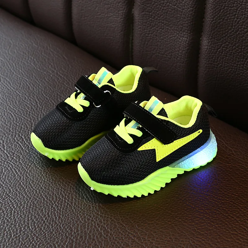 

Новинка Весна 2022, модная детская спортивная обувь для мальчиков, сетчатая Повседневная флуоресцентная обувь для девочек, дышащая обувь с мя...