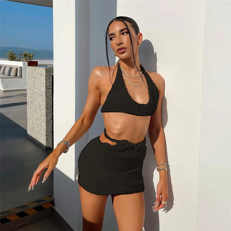 

Женский сетчатый костюм из двух предметов, однотонные текстурированные укороченные топы с лямкой на шее и юбка с запахом и ажурной талией на лето
