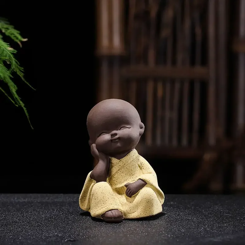 

Керамическая фигурки монаха