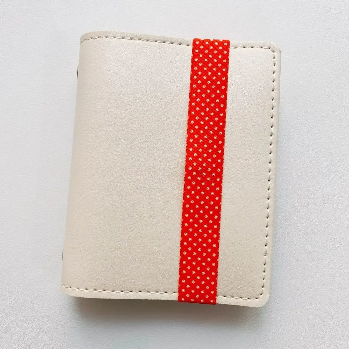 

Эластичная лента с узором в горошек для блокнота