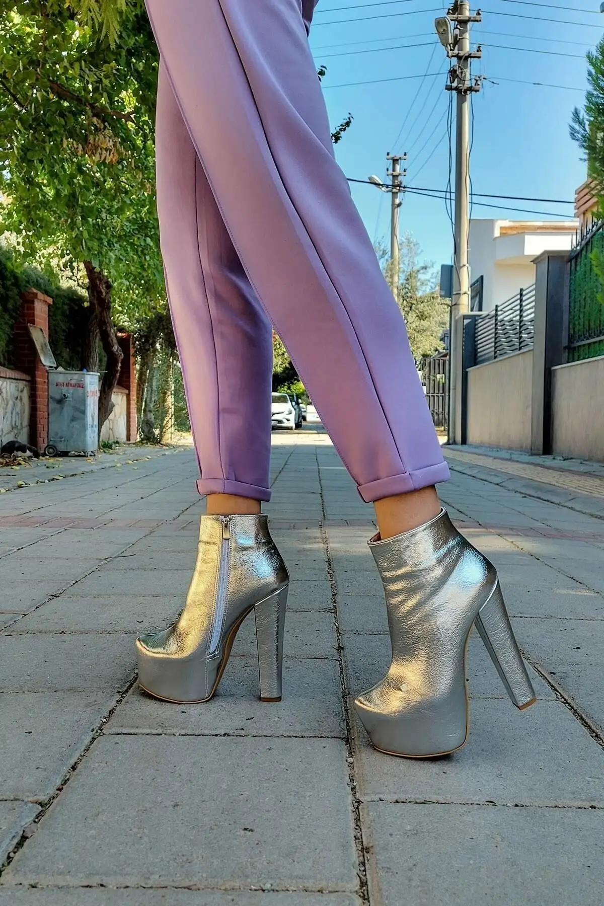 

Женские Серебристые сапоги на высоком каблуке со складками