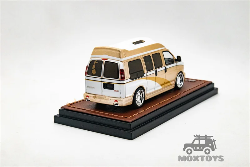 Литая под давлением модель автомобиля GOC 1:64 GMC SAVANA The Golden Tour Limited450