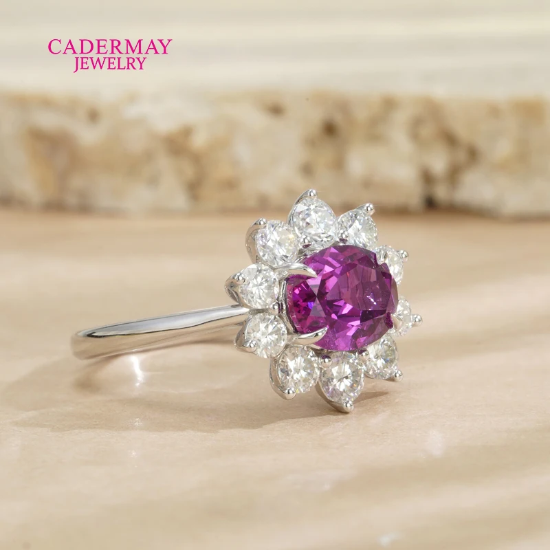 Фото Кольца Cadermay из серебра 925 пробы с овальным лабораторным сапфиром 7x9 мм розово-фиолетового цвета и муассанитом, модель 