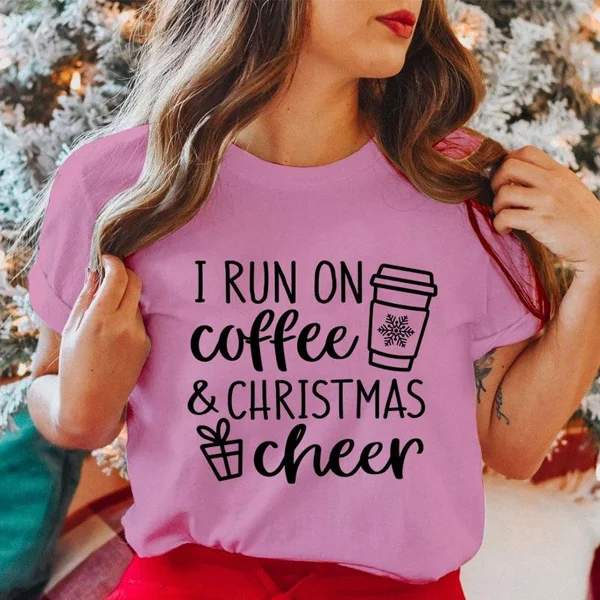 Женская рождественская Футболка I Run on Coffee &amp Christmas Cheer модная Рождественская