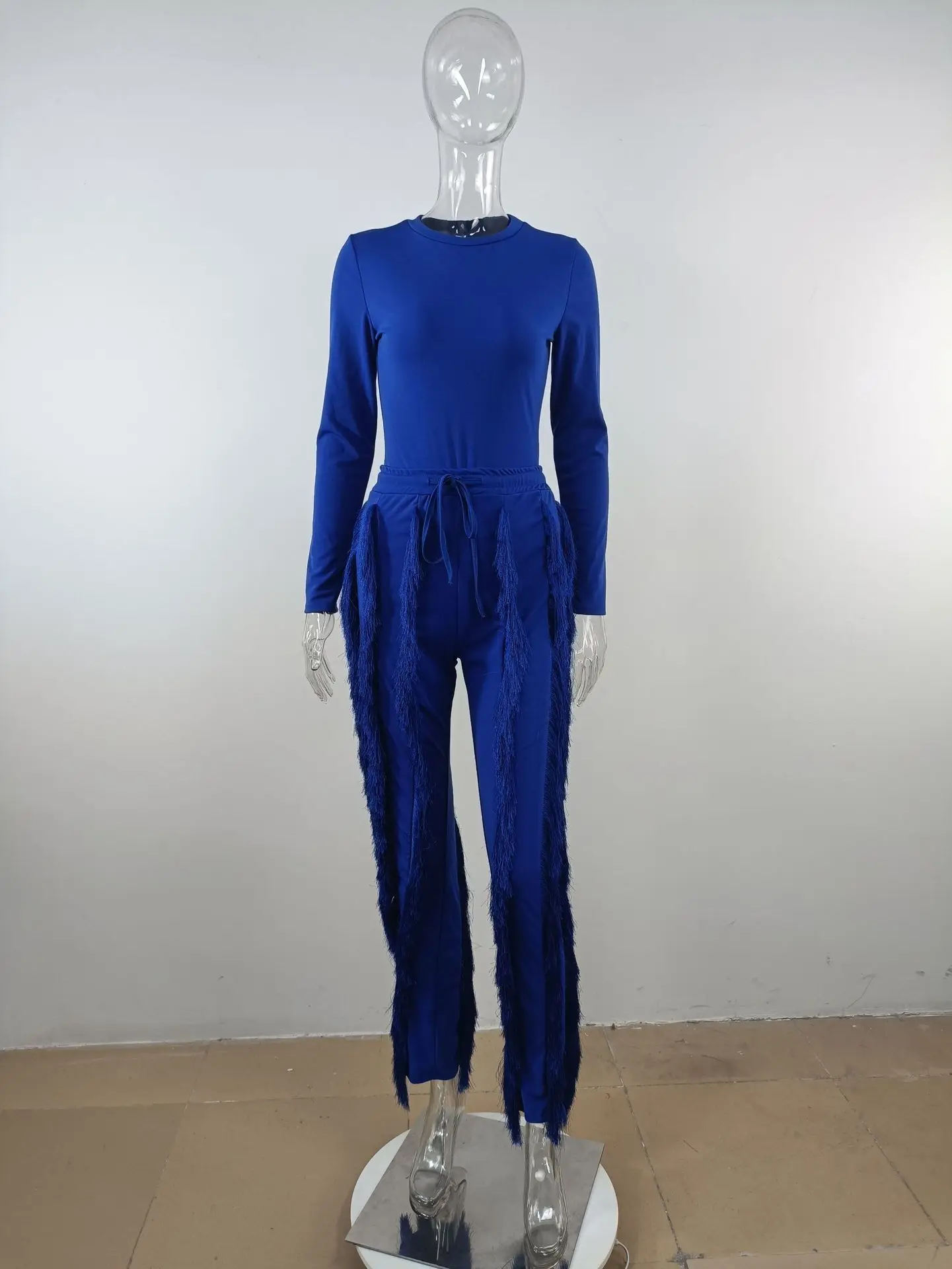 Боди с длинным рукавом и брюки бахромой