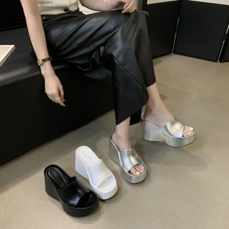 Женские босоножки на танкетке 5-8 см