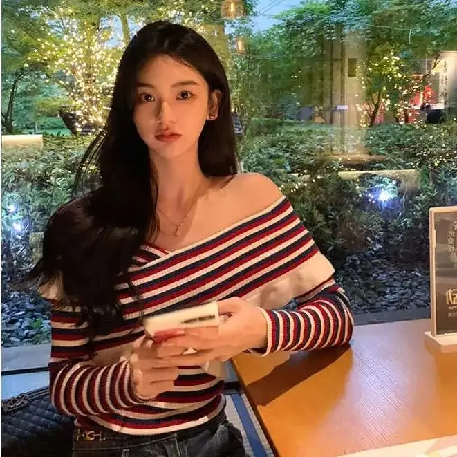 Корейский вязаный свитер Pure Lust Стиль на одно плечо в контрастную полоску