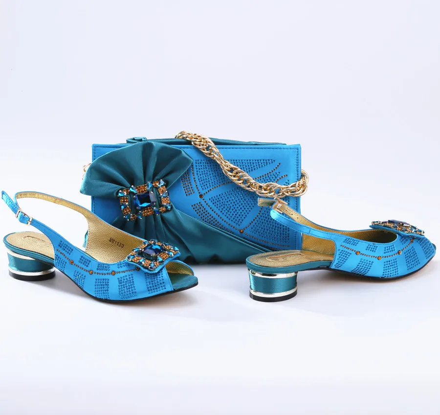 

Женская обувь на среднем каблуке 4 см, соответствует кошельку с украшением стразы, набор туфель и сумочек в африканском стиле MM1130