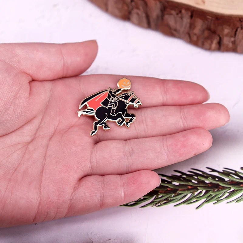 Эмалированная брошь в виде головы животного