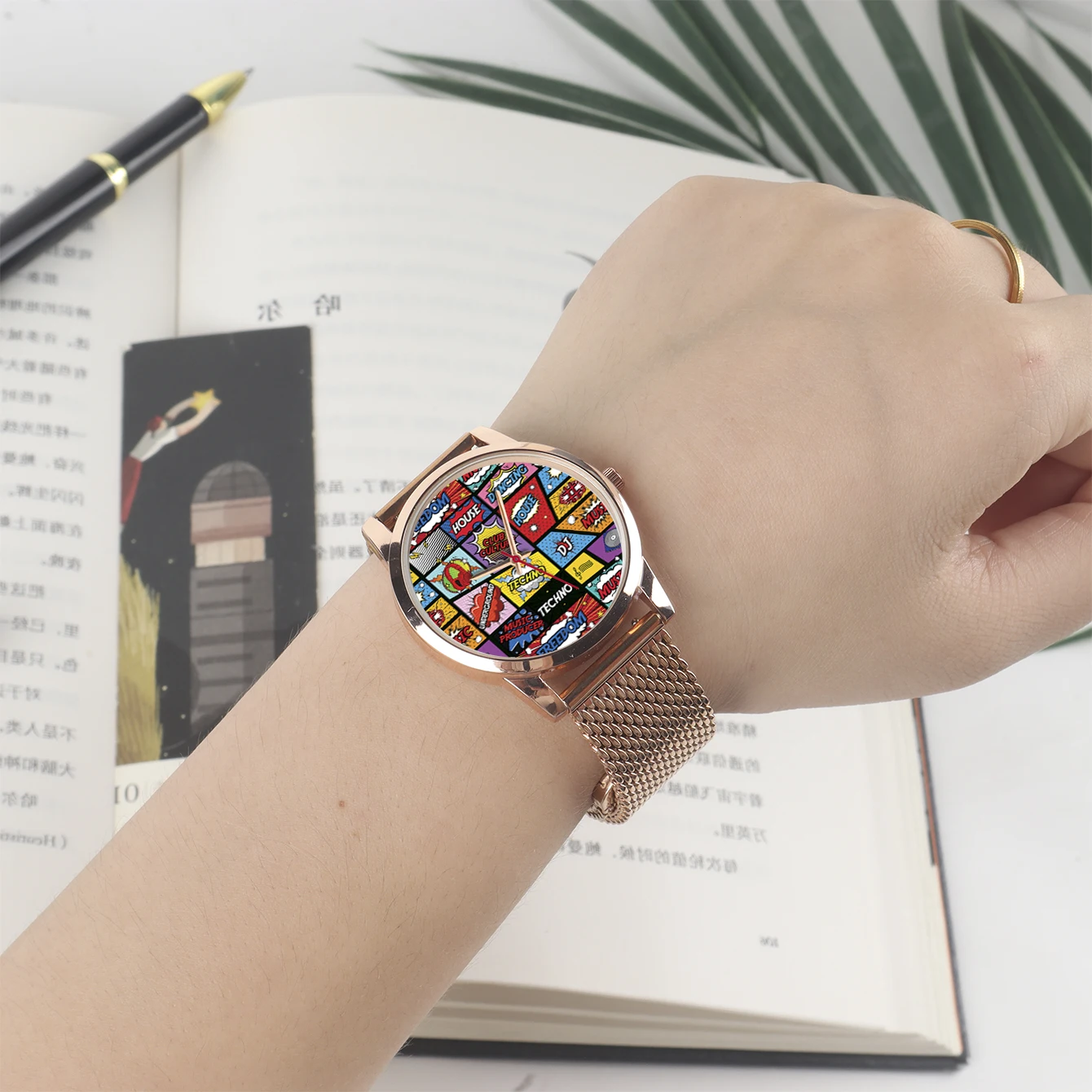 Часы наручные женские кварцевые с логотипом Friend