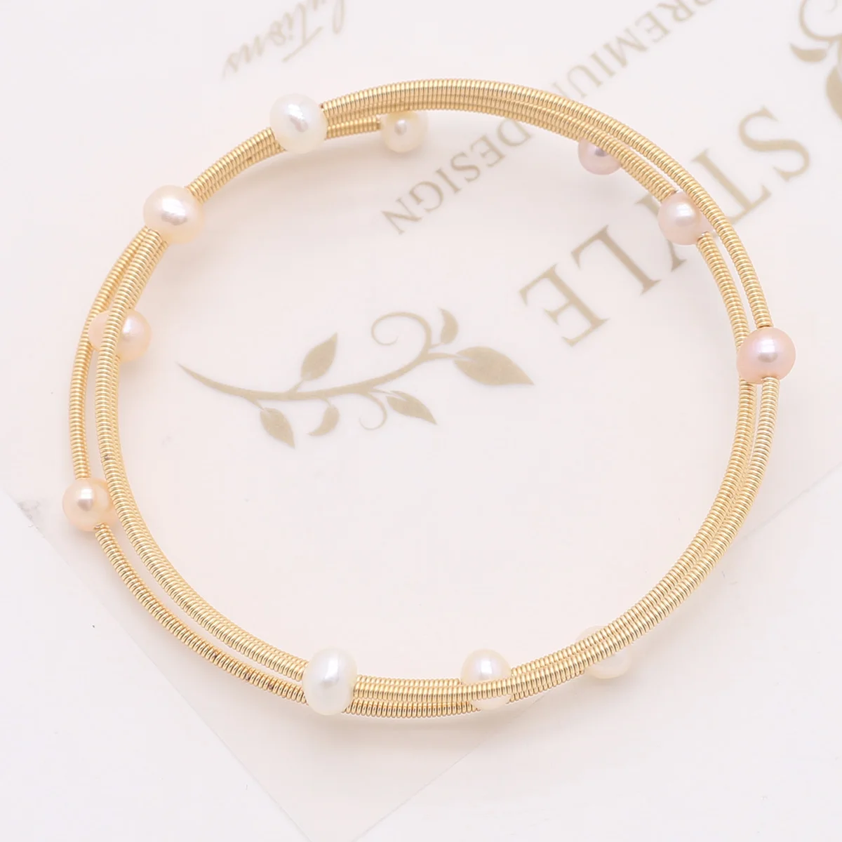 Женский браслет с жемчугом, золотистый браслет с тремя медными кольцами, регулируемый браслет с двумя белыми натуральными жемчужинами, Подарочная бижутерия