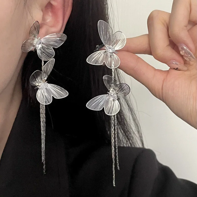 Крупные металлические серьги неправильной формы в минималистичном стиле форме